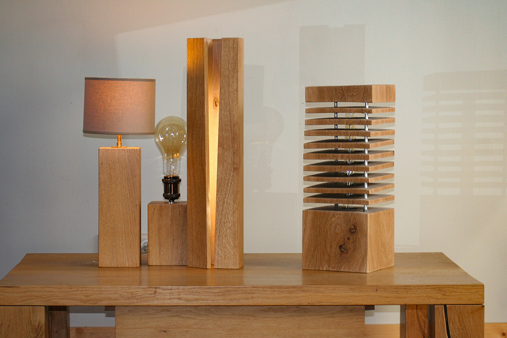 Vue de 4 lampes design en bois dans des styles très contemporains.