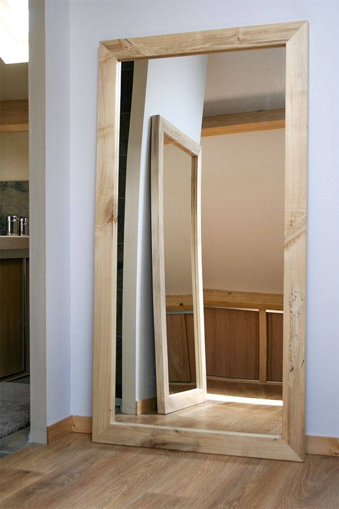 Photo d'un grand miroir en pied réalisé en hêtre échauffé.